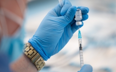 Un professional sanitari amb una vacuna a la mà